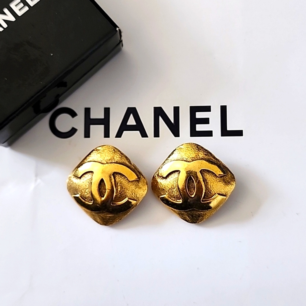 Rare! CHANEL CC 18K Gold Plated Clip On Earrings Diamond Shape + Original Box